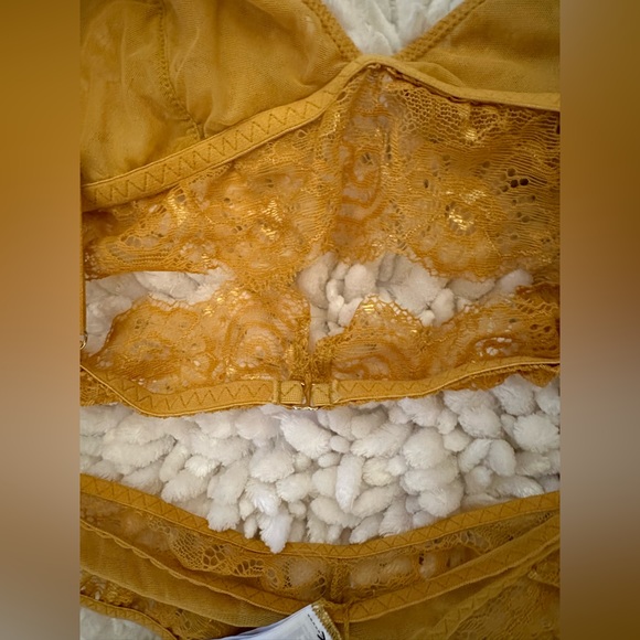 Golden Lace Bralette & Thong Lingerie set Forever21 - Picture 2 of 4